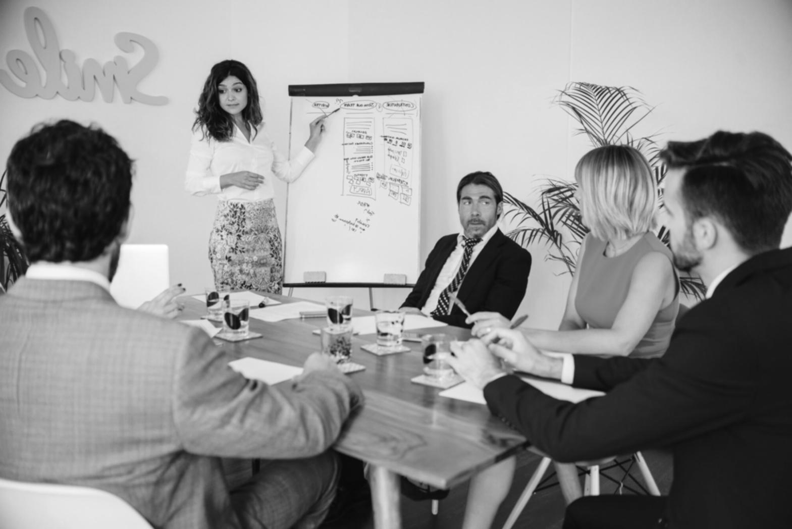 Participants engagés lors d'un webinaire sur la planification budgétaire